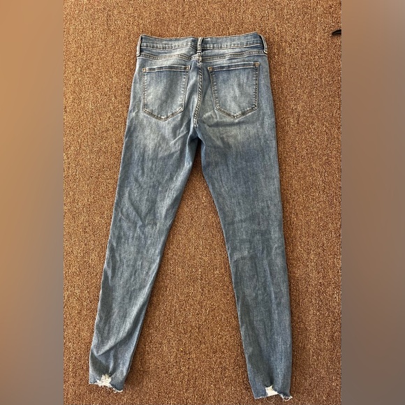Banana Republic Light Wash Skinny Fit Ripped  Jeans Size 4 / 27 - Picture 4 of 4